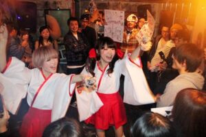 酒場カンテツで開かれた「あ、大地と花びらの写真展」