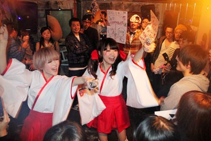  酒場カンテツで開かれた「あ、大地と花びらの写真展」