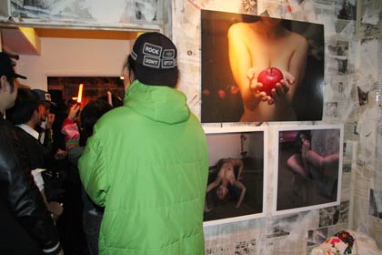  平沢さんの写真に囲まれた店内で次々とイベントが行われた
