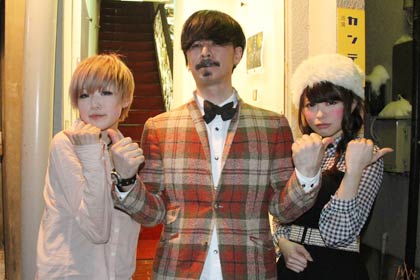 平沢さん(中央)と駅南いちごぱんつの2人