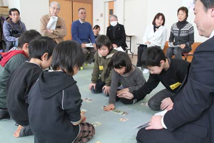 10日開かれた燕市教委の「つばめっ子かるた」実演説明会