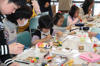 10日、道の駅国上で初めての天神講菓子の色づけ体験