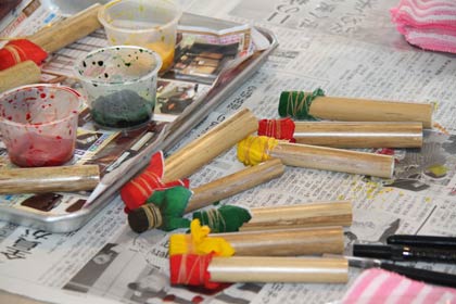 指導した小松屋の小島二三男さんが用意したタケとサラシで作った食紅を吹き付ける道具