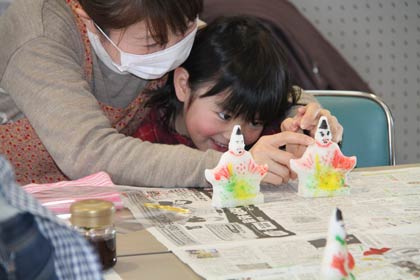 親子で目を凝らして色づけに集中