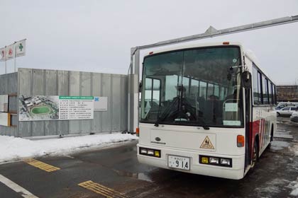 第一中学校区小中一体校の建設地を出るスクールバス