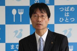 14日の臨時記者会見で防犯灯のLED化によるESCO事業について話す鈴木燕市長
