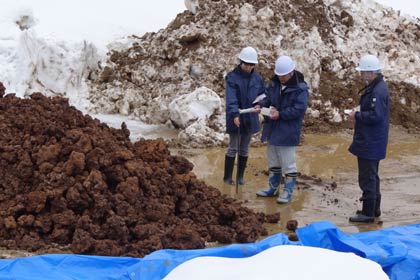 灰の放射線量を測定する市職員