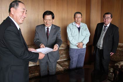  斉藤市議会議長に陳情書を提出する燕市建設業協同組合