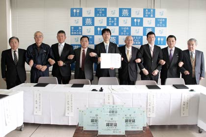  左から屋根貸し施設を提供する三宝産業(株)・丸山武司代表取締役、新潟ステンレス加工(株)・昆文治代表取締役社長、森井紙器工業(株)・森井康代表取締役、吉田金属工業(株)・渋木尚夫総務部長、鈴木市長、和平フレイズ(株)・向井敬政取締役専務、発電事業者のあいせき(株)・相場弘介専務取締役、(株)廣瀬・廣瀬徳男代表取締役、(株)藤井商店・藤井順一代表取締役