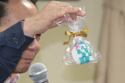 参加者にプレゼントしたチョコレートなどが入ったボランティア手作りのフェルトの小物入れ