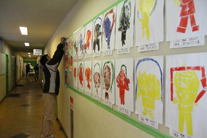  市内園児絵画展の展示作業を急ぐ職員