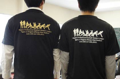 17日開かれる「三條機械スタジアム感謝祭」で発売される三機スタオリジナルTシャツ、左が金プリントのプレミアム用、右が白プリントの一般販売用