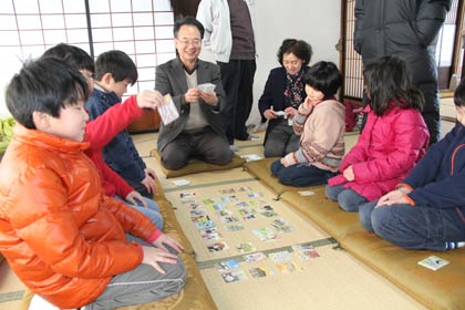 燕市長善館史料館の百人一首かるた大会で初めて登場した「つばめっ子かるた」
