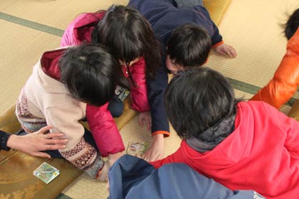 残り少なくなるとみんなで絵札に飛びつく