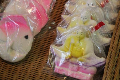 30年ぶりに寿津屋菓子店の店内に並んだ天神講菓子