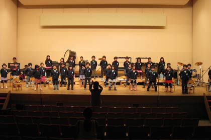 23日の大ホールイベント出演に向けて大ホールでリハーサルを行うきらきら保育園園児