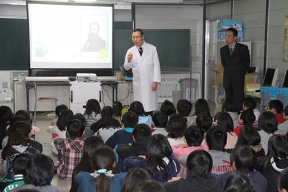 18日に燕市立吉田小学校で行われた西蒲・燕科学教育センターによる放射線出前授業