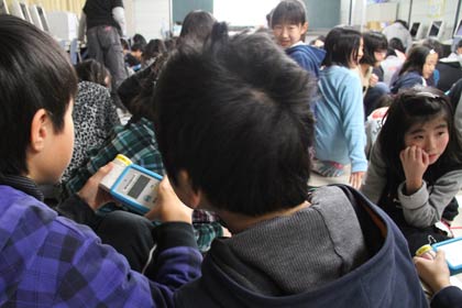 「はかるくん」で物質の放射線量を自分で測定する児童