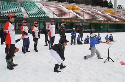  17日開かれた「2013三條機械スタジアム感謝祭」で新潟アルビBC選手も参加して初めての雪上野球大会