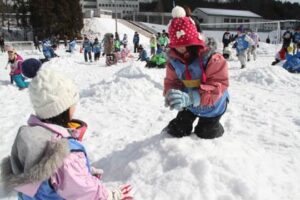 寺子屋つばさ実行委員会の「ゆきんこカップ」に小学生53人が参加、学生スタッフの企画運営で雪と遊ぶ