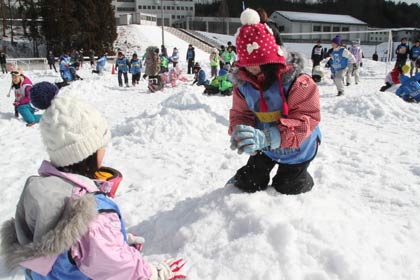  新潟経営大学で開かれた「寺子屋つばさ実行委員会」の「ゆきんこカップ」