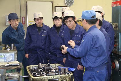 19日行われた三条市雇用対策協議会の高校生企業訪問バスツアーで、ミツワ金属を訪問した県央工高2年生
