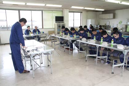 相場健一郎代表取締役の話を聞く生徒
