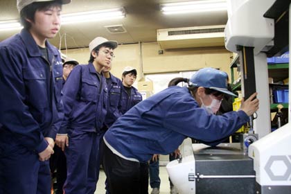 三次元測定機に食い入るように見入る生徒