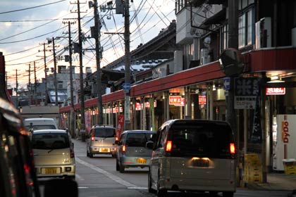 19日夕方の燕市燕地区の商店街