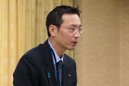 当初予算概要を説明する国定市長