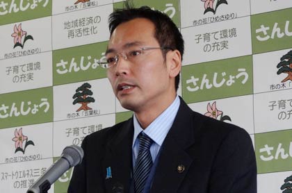 記者会見の冒頭、市民部長の不穏当な発言を認めてわびる国定市長