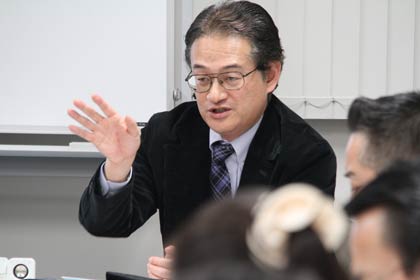 湯布院の取り組みについて話す明治大学政治経済学部の森下正教授
