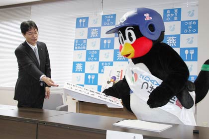 2月3日の共同記者会見で鈴木力市長から「燕市PR隊鳥（長）」就任の要請を受けるつば九郎