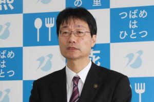 新年度予算記者発表を行う鈴木力燕市長