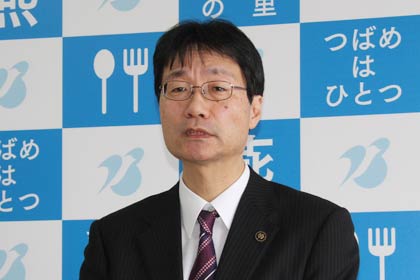 新年度予算記者発表を行う鈴木力燕市長