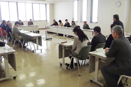 22日開かれた第2回の三条市小中一貫教育推進委員会