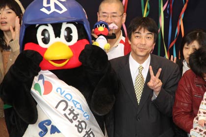 2月に燕市を訪れたつば九郎、隣りで藤沢健一教育長もピース