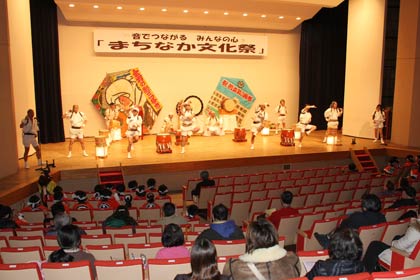 23日、「まちなか文化祭」の大ホールイベントで行われた三小相承会による和太鼓演奏や踊り