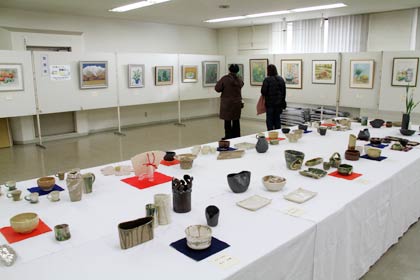 中央公民館の作品展はこれまで通り同公民館で学ぶ市民の作品がずらり