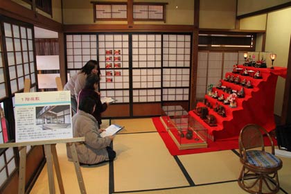 丸井今井邸でひな人形の展示
