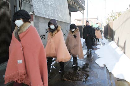 角巻で三条のまちなかの小路を歩く「まちなかぶらぶらみてあるき」