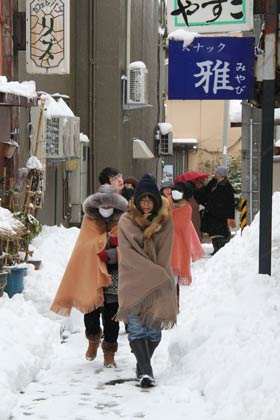 雪が積もった車が通れない小路も歩く