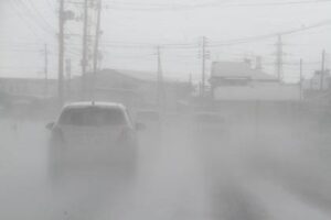 24日昼前、三条市諏訪地内の地吹雪