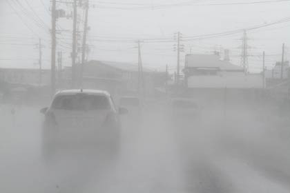 24日昼前、三条市諏訪地内の地吹雪