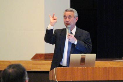 記念講演を行う掛川総合スポーツクラブゼネラルマネージャーの板垣晶行さん