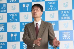 定例記者会見を行う鈴木燕市長