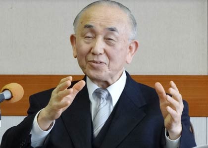 記者会見して当初予算案の概要を話す小池加茂市長