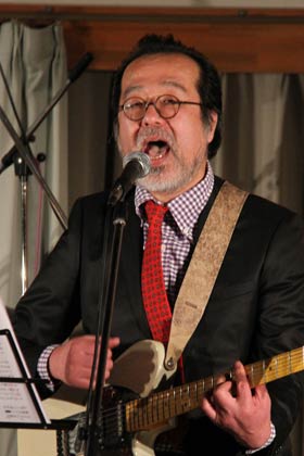 ことし2月10日、新潟市・新通保育園で行われた「下中商会」のライブに出演した中川ひろたかさん