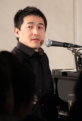  2012年3月に三条市・東公民館で開かれたコンサート「春の宵～ブルースハープとピアノの出逢い」に出演した『みんなつばめのこども』編曲の大友剛さん