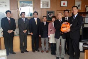 三条市にAED1台を寄付した三条中央ライオンズクラブと三条ライオンズクラブ